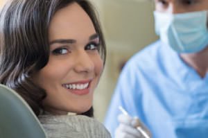 Femme souriante chez le dentiste